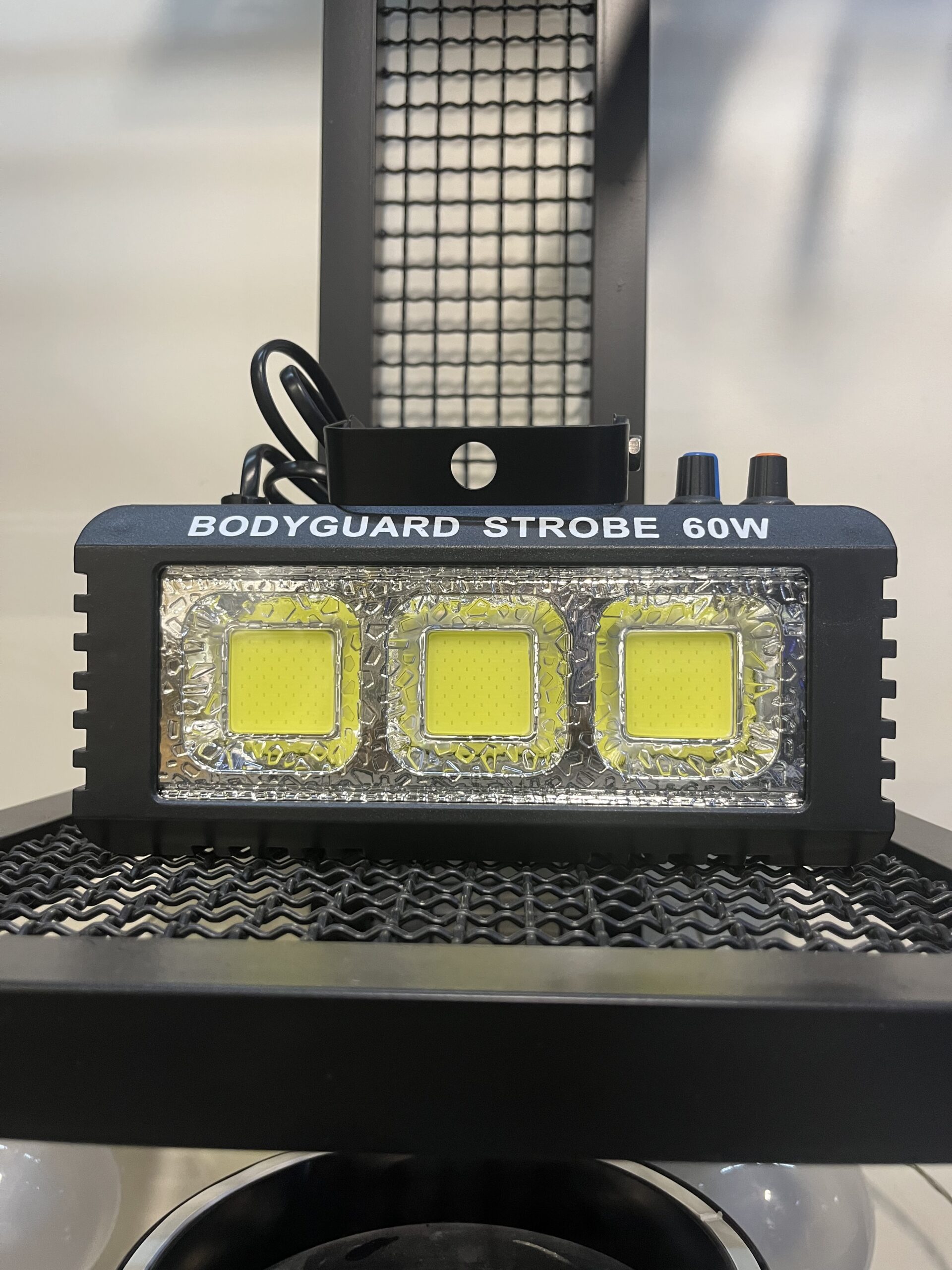 تصویر فلاشر رقص نور 60 وات LED سفید با بدنه فلزی مناسب مراسم و استیج