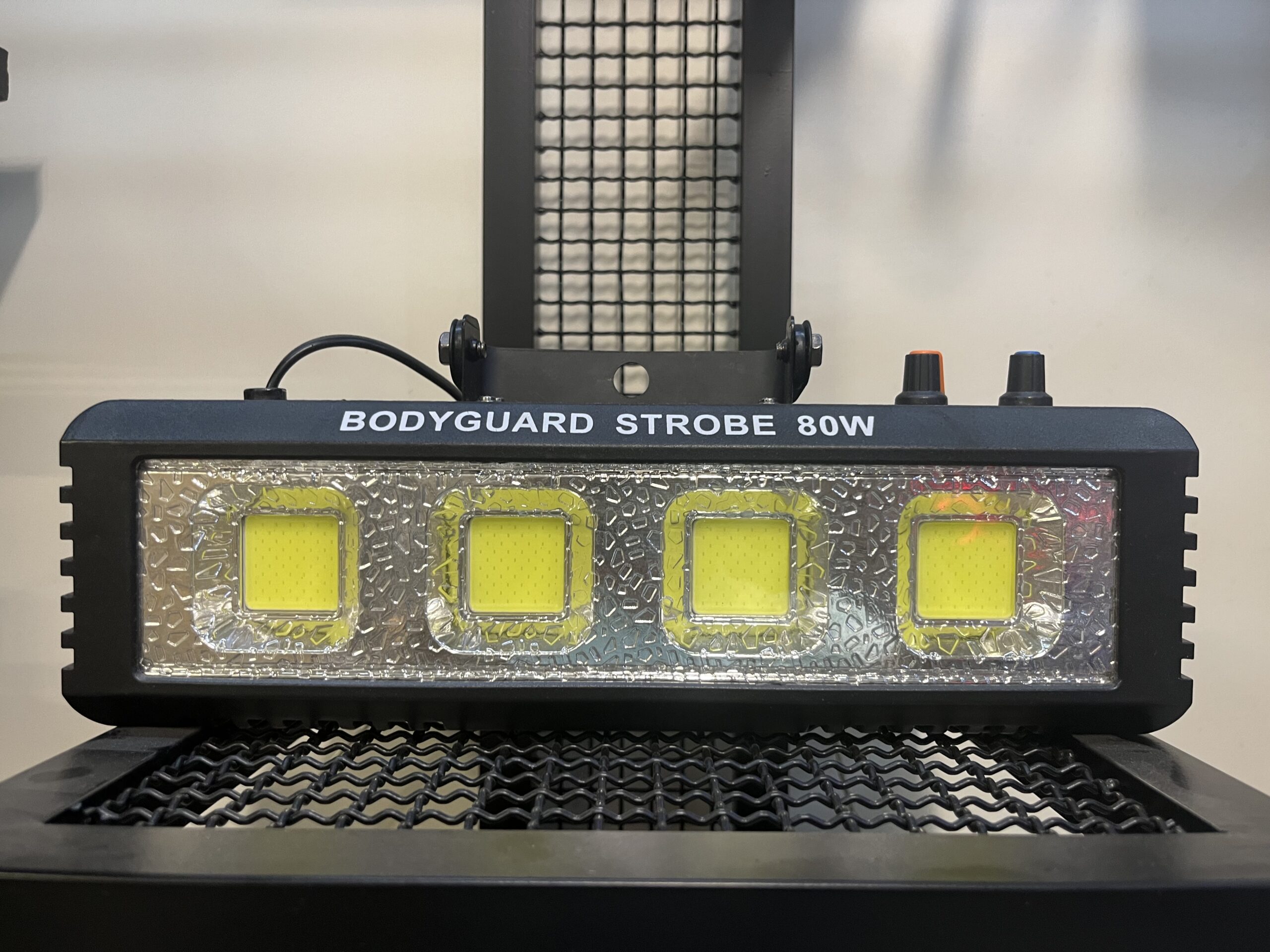 تصویر فلاشر LED سفید 100 وات با نور چشمک‌زن مخصوص مراسم و جشن‌ها